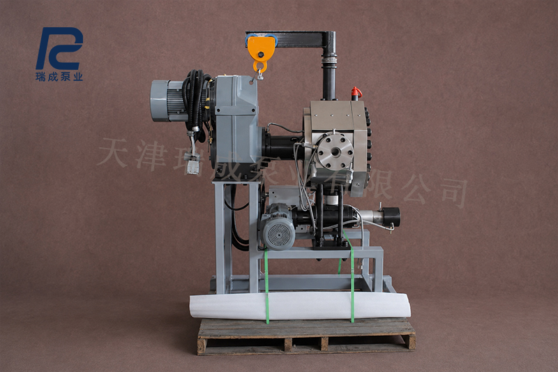 Automatic screen changer with slag discharge